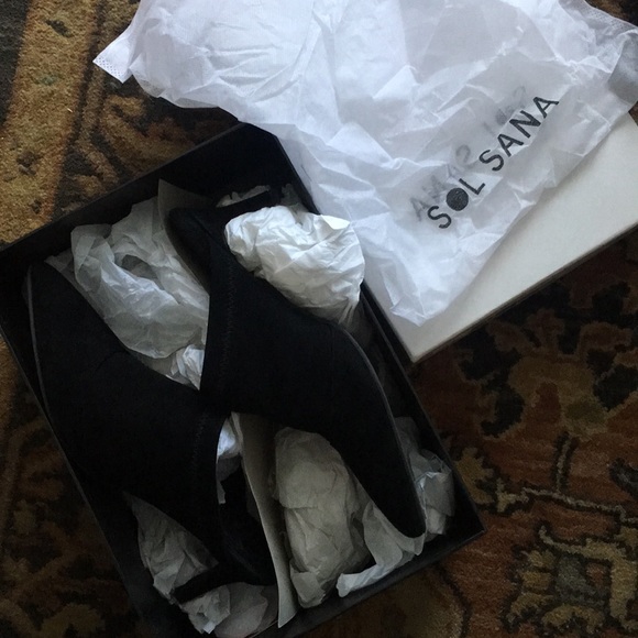 UO Black Suede Mule kitten heels - size 37 - Picture 4 of 5